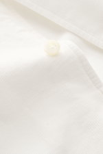 Gherardi Cord-Hemd Haifisch-Kragen offwhite, Detailaufnahme von Knopf und feincordierter Baumwolle, Slim Fit, Haifisch-Kragen, klassische Sportmanschette, französische Knopfleiste, rückwärtige Taillenabnäher, gerundeter Saum, softer Griff.