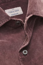 Nahaufnahme aus schräger Perspektive eines Gherardi Cordhemd Haifisch-Kragen mauve aus reiner Baumwolle, sehr weich, garment-dyed, Slim Fit, französische Knopfleiste, klassische Sportmanschette, rückseitige Taillenabnäher, gerundeter Saum.