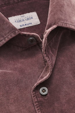 Nahaufnahme aus schräger Perspektive eines Gherardi Cordhemd Haifisch-Kragen mauve aus reiner Baumwolle, sehr weich, garment-dyed, Slim Fit, französische Knopfleiste, klassische Sportmanschette, rückseitige Taillenabnäher, gerundeter Saum.
