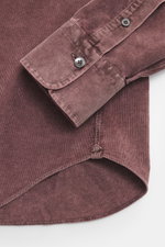 Nahaufnahme des Gherardi Cordhemd Haifisch-Kragen mauve, seitlich fotografiert, mit Cord aus reiner Baumwolle, sehr weichem Griff, garment-dyed, Slim Fit, Haifisch-Kragen, französischer Knopfleiste, klassischer Sportmanschette, rückseitigen Taillenabnäher