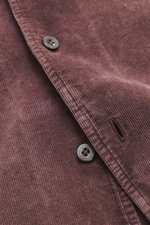 Nahaufnahme des Gherardi Cordhemd Haifisch-Kragen mauve aus reiner Baumwolle, slim fit, mit weichem Griff, Haifisch-Kragen, französischer Knopfleiste, klassischer Sportmanschette, rückseitigen Taillenabnähern und gerundetem Saumverlauf, fotografiert aus s