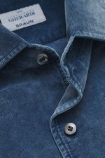 Close-up front view of the Gherardi Corduroy shirt shark collar smoky blue, corduroy made of pure cotton, very soft feel, garment-dyed, slim fit, shark collar, French button placket, classic sport cuff, back waist darts, rounded hemline.