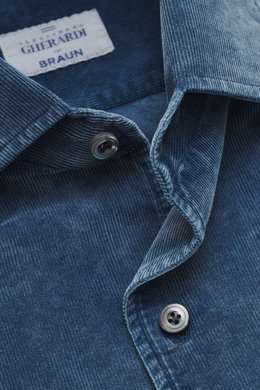 Close-up front view of the Gherardi Corduroy shirt shark collar smoky blue, corduroy made of pure cotton, very soft feel, garment-dyed, slim fit, shark collar, French button placket, classic sport cuff, back waist darts, rounded hemline.