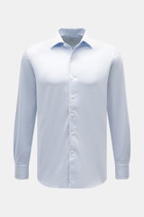 Gherardi Casual Hemd Haifisch-Kragen hellblau, frontale Nahaufnahme eines eleganten, extra Slim Fit Hemds aus feinem Gabardine mit weichem Griff und französischer Knopfleiste.