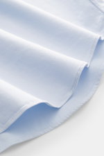 Gherardi Casual Hemd Haifisch-Kragen hellblau, Nahaufnahme von weichem, leicht elastischem Gabardine-Stoff mit feiner Struktur und gerundetem Saum.
