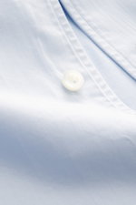 Nahaufnahme von Knopf und Kragen des Gherardi Casual Hemd Haifisch-Kragen hellblau, feiner Gabardine, weiche Baumwolle, Slim Fit.