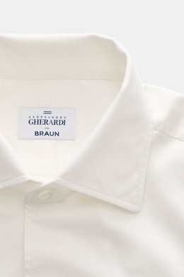 Gherardi Casual Hemd Haifisch-Kragen creme von vorne fotografiert, feiner Gabardine aus leicht elastischer Baumwolle, soft und leicht.