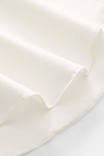 Gherardi Casual Hemd Haifisch-Kragen creme aus feiner, leicht elastischer Baumwolle mit Sportmanschette, Haifisch-Kragen, gerundetem Saum, Nahaufnahme Stoffstruktur.