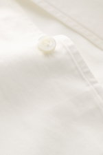 Nahaufnahme eines Knopfes und der Sportmanschette des Gherardi Casual Hemd Haifisch-Kragen creme aus elastischer, feiner Baumwoll-Gabardine.