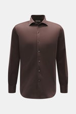 Gherardi Casual Hemd Haifisch-Kragen dunkelbraun, elegantes Slim Fit Hemd aus feinem Gabardine, weicher Baumwolle mit Stretch, frontal fotografiert.