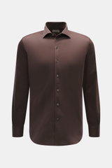 Gherardi Casual Hemd Haifisch-Kragen dunkelbraun, elegantes Slim Fit Hemd aus feinem Gabardine, weicher Baumwolle mit Stretch, frontal fotografiert.