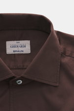 Nahaufnahme des Gherardi Casual Hemd Haifisch-Kragen dunkelbraun von oben, feiner Gabardine, weicher Griff, Sportmanschette, Extra Slim Fit.