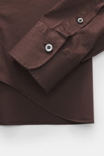 Nahaufnahme des dunkelbraunen Gherardi Casual Hemd Haifisch-Kragen mit klassischer Sportmanschette aus feinem, leicht elastischem Gabardine.