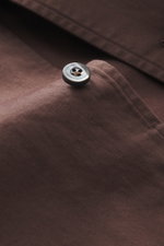 Gherardi Casual Hemd Haifisch-Kragen dunkelbraun, Detailaufnahme Knopf und feiner Gabardine-Stoff, softe Baumwolle mit Stretch, Sportmanschette.