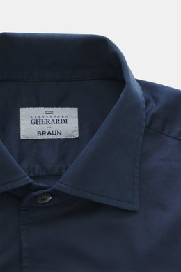 Gherardi Casual Hemd Haifisch-Kragen navy, Nahaufnahme von oben, feiner Gabardine, weiche, elastische Baumwolle, französische Knopfleiste, Sportmanschette.