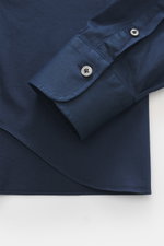 Nahaufnahme der Sportmanschette und des gerundeten Saumverlaufs des Gherardi Casual Hemd Haifisch-Kragen navy aus feinem Gabardine.