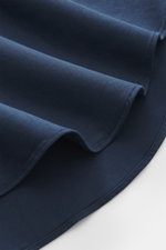 Nahaufnahme des weichen, leicht elastischen Gherardi Casual Hemd Haifisch-Kragen navy aus feinem Gabardine-Stoff in dunkelblau, seitlich fotografiert.