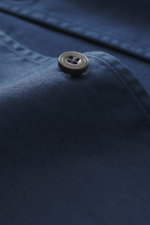 Nahaufnahme des Gherardi Casual Hemd Haifisch-Kragen navy in eleganter navy Farbe, Fokus auf Knopf und feine, elastische Baumwoll-Gabardine, weicher Griff sichtbar.