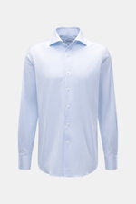 Gherardi Casual Hemd Haifisch-Kragen hellblau, frontal fotografiert, elastische Baumwolle, weicher Griff, leichte Qualität, Slim Fit, französische Knopfleiste, klassische Sportmanschette, rückseitige Taillenabnäher, gerundeter Saumverlauf.
