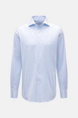Gherardi Casual Hemd Haifisch-Kragen hellblau, frontal fotografiert, elastische Baumwolle, weicher Griff, leichte Qualität, Slim Fit, französische Knopfleiste, klassische Sportmanschette, rückseitige Taillenabnäher, gerundeter Saumverlauf.