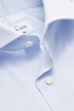 Nahaufnahme des Gherardi Casual Hemd Haifisch-Kragen hellblau von schräg oben, elastische Baumwolle, weicher Griff, leichte Qualität, Slim Fit, Haifisch-Kragen, französische Knopfleiste.