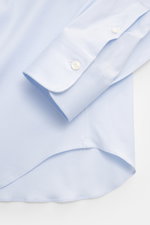 Gherardi Casual Hemd Haifisch-Kragen hellblau, Detailansicht von Manschette und Saum, elastische Baumwolle, weicher Griff, Slim Fit, leichte Qualität.