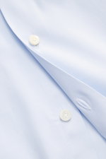 Nahaufnahme aus schräger Perspektive des Gherardi Casual Hemd Haifisch-Kragen hellblau mit elastischer Baumwolle, weichem Griff, Slim Fit, französischer Knopfleiste.