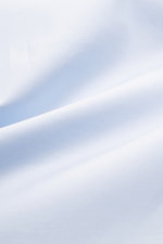 Gherardi Casual Hemd Haifisch-Kragen hellblau, Nahaufnahme Stoffdetail, elastische Baumwolle, weicher Griff, leichte Qualität, Slim Fit, französische Knopfleiste.