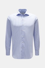 Gherardi Casual Hemd Haifisch-Kragen weiß/blau gestreift, Slim Fit, glatter Griff, Mix Baumwolle/Microfaser, Haifisch-Kragen, französische Knopfleiste, Sportmanschette, Taillenabnäher, gerundeter Saum, frontale Perspektive.