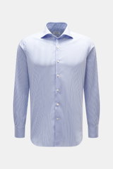Gherardi Casual Hemd Haifisch-Kragen weiß/blau gestreift, Slim Fit, glatter Griff, Mix Baumwolle/Microfaser, Haifisch-Kragen, französische Knopfleiste, Sportmanschette, Taillenabnäher, gerundeter Saum, frontale Perspektive.