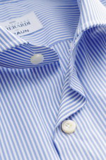 Nahaufnahme des Gherardi Casual Hemd Haifisch-Kragen weiß/blau gestreift von oben, Mix aus Baumwolle und Microfaser, glatter Griff, leichte Qualität, Slim Fit, französische Knopfleiste.