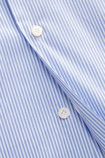Gherardi Casual Hemd Haifisch-Kragen weiß/blau gestreift, Nahaufnahme von Knöpfen, Mix aus Baumwolle und Microfaser, glatter Griff, leichte Qualität, Slim Fit, französische Knopfleiste, klassische Sportmanschette, rückseitige Taillenabnäher, gerundeter Sa