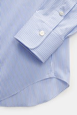 Gherardi Casual Hemd Haifisch-Kragen weiß/blau gestreift in Nahaufnahme von Ärmel und Saum, Baumwolle/Microfaser, Slim Fit, glatter Griff, leichte Qualität, französische Knopfleiste, klassische Sportmanschette, rückseitige Taillenabnäher, gerundeter Saumv