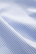 Nahaufnahme des Gherardi Casual Hemd Haifisch-Kragen weiß/blau gestreift, glatter Griff, Mix aus Baumwolle und Microfaser, Slim Fit, französische Knopfleiste, Sportmanschette, Taillenabnäher, gerundeter Saum, leichte Qualität, fotografiert aus schräger Pe