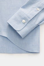 Gherardi Casual Hemd Haifisch-Kragen hellblau meliert, Detailansicht der Sportmanschette aus feinem, weichem Baumwoll-Gabardine, Slim Fit.