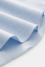 Gherardi Casual Hemd Haifisch-Kragen hellblau meliert aus feiner Baumwoll-Gabardine, weicher Griff, leichte Qualität, Detailaufnahme Stoffstruktur.