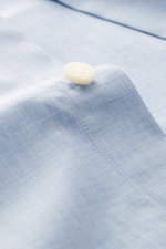 Gherardi Casual Hemd Haifisch-Kragen hellblau meliert, Detailaufnahme der weißen Knopfleiste und weichen Baumwoll-Gabardine, Nahaufnahme, leichte Qualität.
