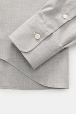 Gherardi Casual Hemd Haifisch-Kragen grau meliert, Detailaufnahme der Sportmanschette und gerundeter Saum, feiner Baumwoll-Gabardine, Slim Fit, leichte Qualität.