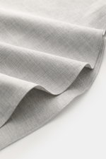 Gherardi Casual Hemd Haifisch-Kragen grau meliert, Detailaufnahme der feinen Baumwoll-Gabardine mit weichem Griff und leichter Qualität, Stoff gefaltet.