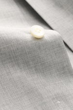 Gherardi Casual Hemd Haifisch-Kragen grau meliert, Detailaufnahme Knopf und feiner Baumwoll-Gabardine, weicher Griff, leichte Qualität, Slim Fit.