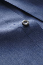 Nahaufnahme des graublau melierten Gherardi Casual Hemd Haifisch-Kragen mit weicher Baumwoll-Gabardine und schwarzem Knopf, seitliche Perspektive.