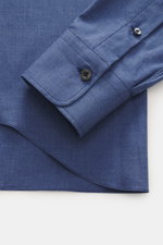 Nahaufnahme des Gherardi Casual Hemd Haifisch-Kragen graublau meliert, Detailansicht der Sportmanschette aus feinem Baumwoll-Gabardine, weich, Slim Fit.