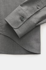 Gherardi Casual Hemd Haifisch-Kragen dunkelgrau meliert, Detailaufnahme der Sportmanschette und Saum aus feiner Baumwoll-Gabardine, Slim Fit.