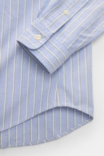 Close-up top view of Polo Ralph Lauren Oxford shirt with button-down collar blue/dark grey/white striped sleeve cuff and rounded hem.

<p>Timeless Oxford elegance: This shirt by POLO RALPH LAUREN combines a sporty character with a classic striped pattern.