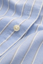 Polo Ralph Lauren Oxford shirt with button-down collar blue/dark grey/white striped shown in close-up from above, highlighting fabric texture and button. <p>Timeless Oxford elegance: This shirt by POLO RALPH LAUREN combines a sporty character with a class