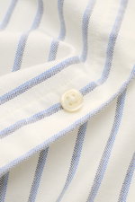 Close-up front view of Polo Ralph Lauren Oxford shirt button-down collar off-white/blue/black striped fabric showing soft cotton texture and button detail.

<p>Timeless Oxford elegance: This shirt by POLO RALPH LAUREN combines a sporty character with a cl