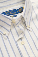 Close-up front-top view of a Polo Ralph Lauren Oxford shirt button-down collar off-white/blue/black striped, showing button details and collar.

<p>Timeless Oxford elegance: This shirt by POLO RALPH LAUREN combines a sporty character with a classic stripe