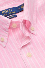 Nahaufnahme aus schräger Perspektive eines Polo Ralph Lauren Chambray-Leinenhemd Button-Down-Kragen rosé/weiß gestreift mit weichem Griff, Custom Fit, Knopfleiste und Polospieler-Stitching.