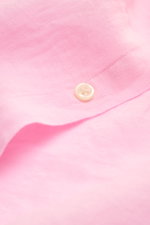 Nahaufnahme aus schräger Perspektive des Polo Ralph Lauren Leinenhemd Button-Down-Kragen rosé mit feiner Leinwandbindung, weichem Griff und Knopf.