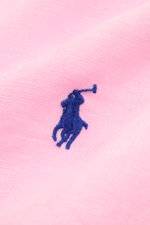 Polo Ralph Lauren Leinenhemd Button-Down-Kragen rosé, Nahaufnahme des blauen Polospieler-Stitchings auf leichter Leinenqualität mit weichem Griff.